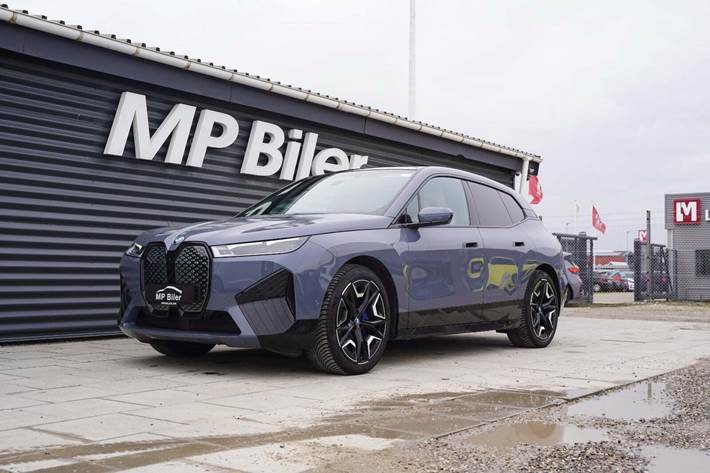 Blå BMW iX fra 2023
