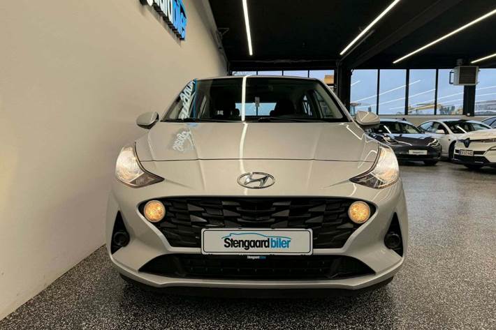 Sølv Hyundai i10 fra 2021