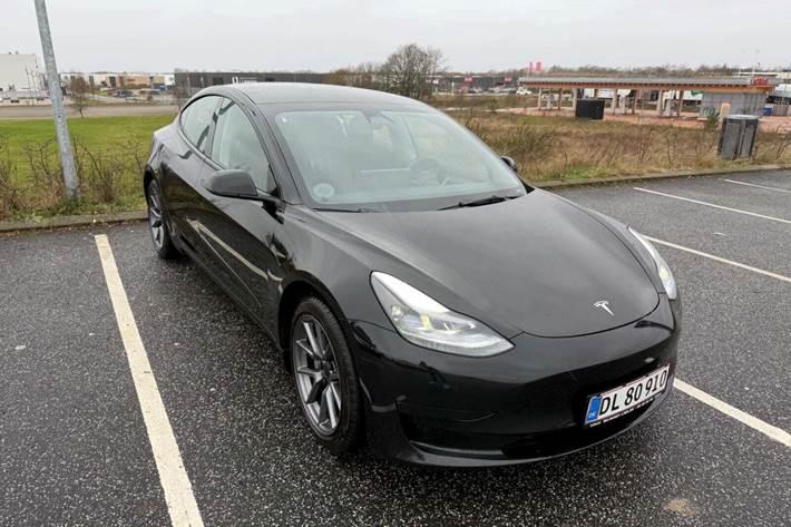 Sort Tesla Model 3 fra 2021
