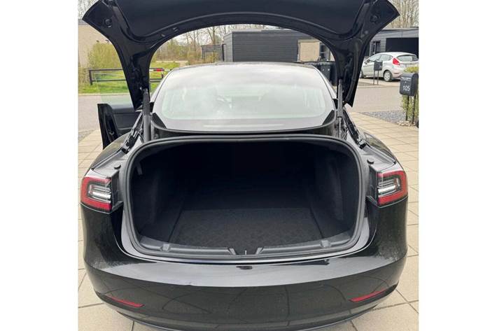 Sort Tesla Model 3 fra 2021