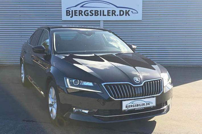 Sort Skoda Superb fra 2018 set udefra
