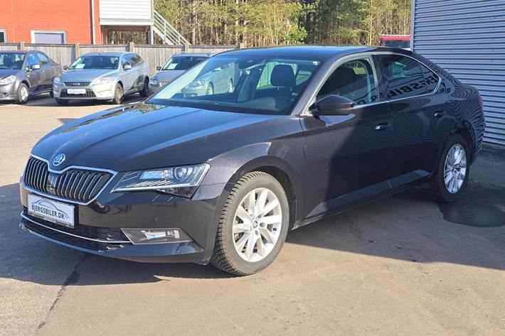 Sort Skoda Superb fra 2018