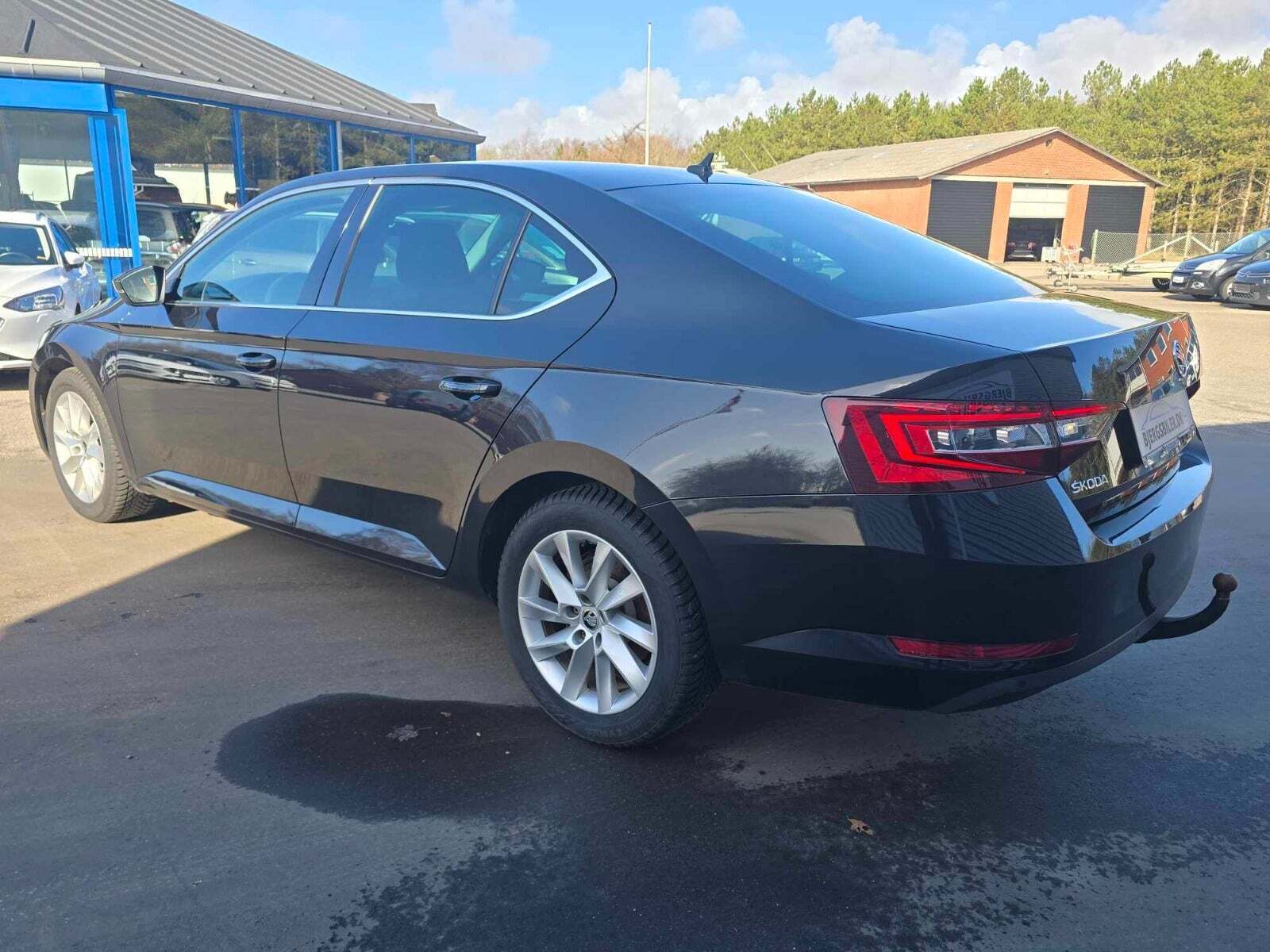 Sort Skoda Superb fra 2018