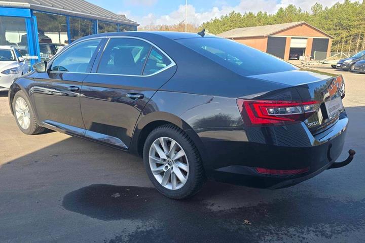 Sort Skoda Superb fra 2018