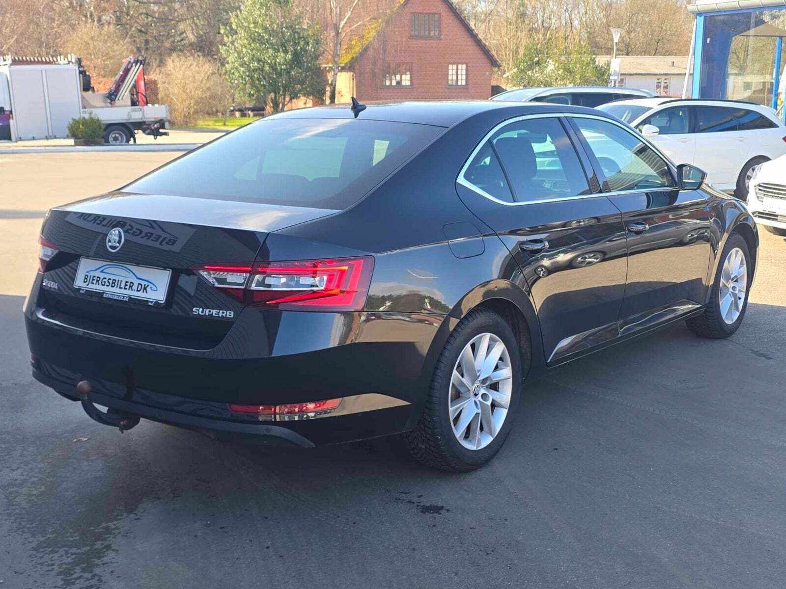 Sort Skoda Superb fra 2018