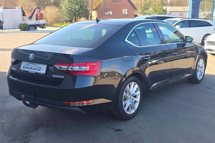 Sort Skoda Superb fra 2018