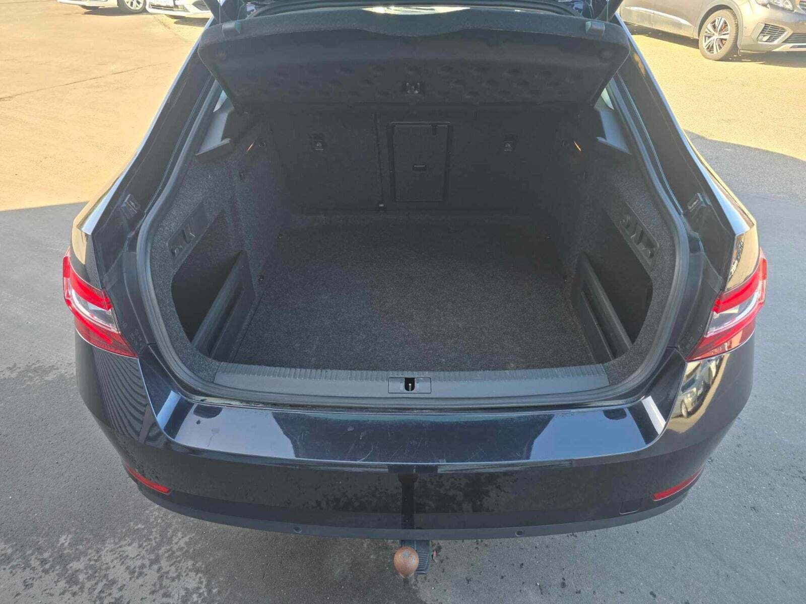 Sort Skoda Superb fra 2018