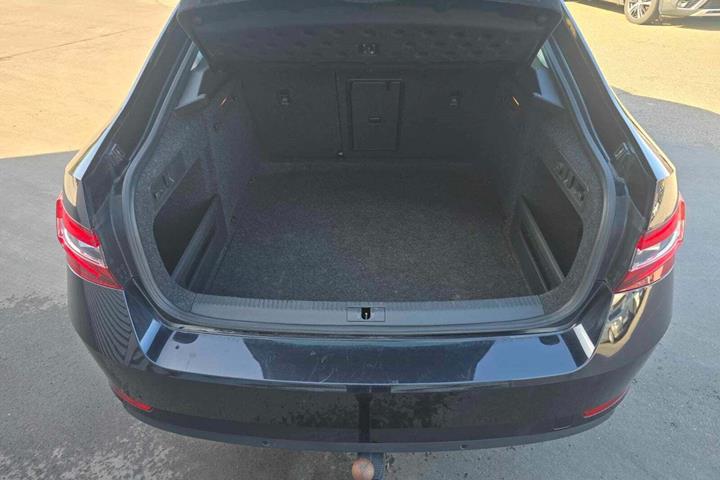 Sort Skoda Superb fra 2018