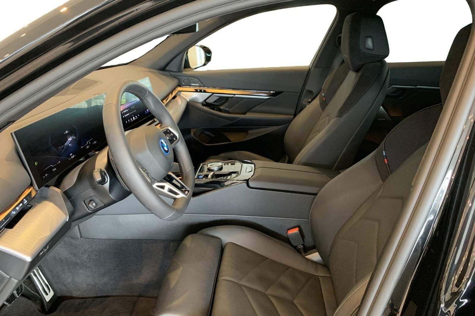 BMW i5 eDrive40 Touring Fully Charged