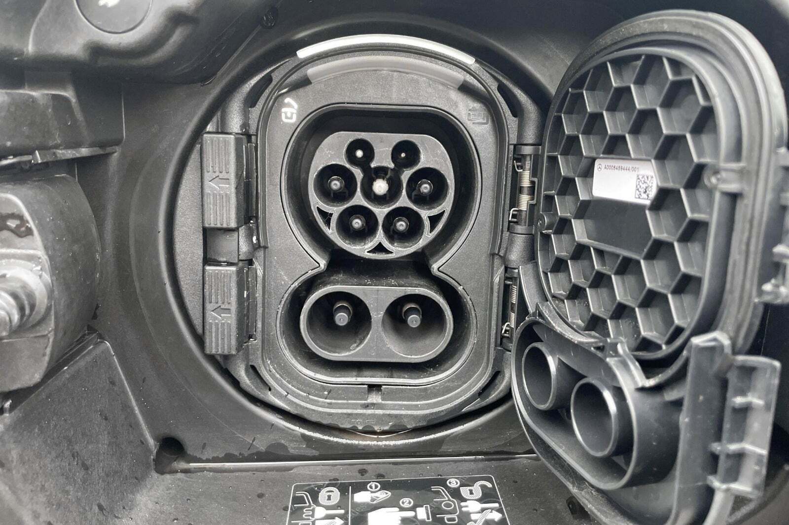 Rød Mercedes EQB250+ fra 2024