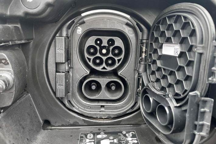 Rød Mercedes EQB250+ fra 2024