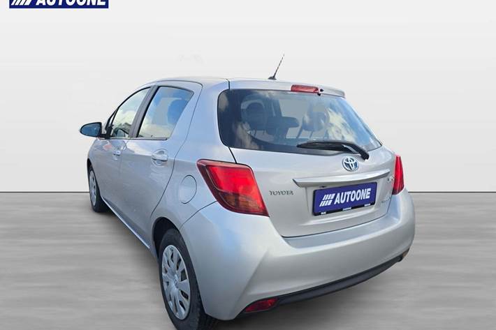 Sølv Toyota Yaris fra 2015