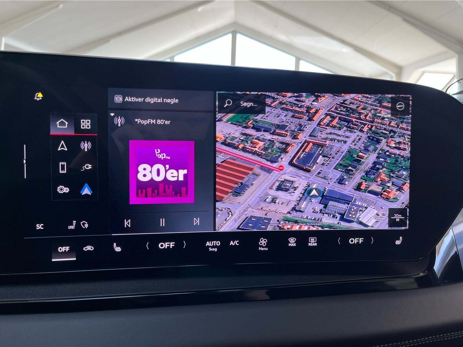 Blå Audi Q6 e-tron fra 2025