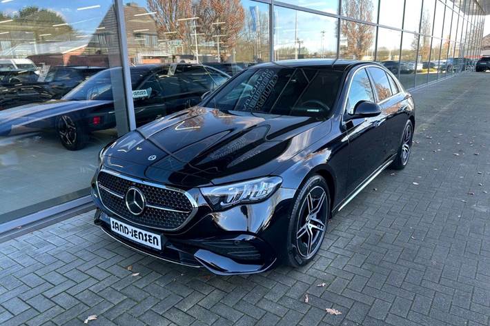 Sort Mercedes E220 d fra 2025 set udefra