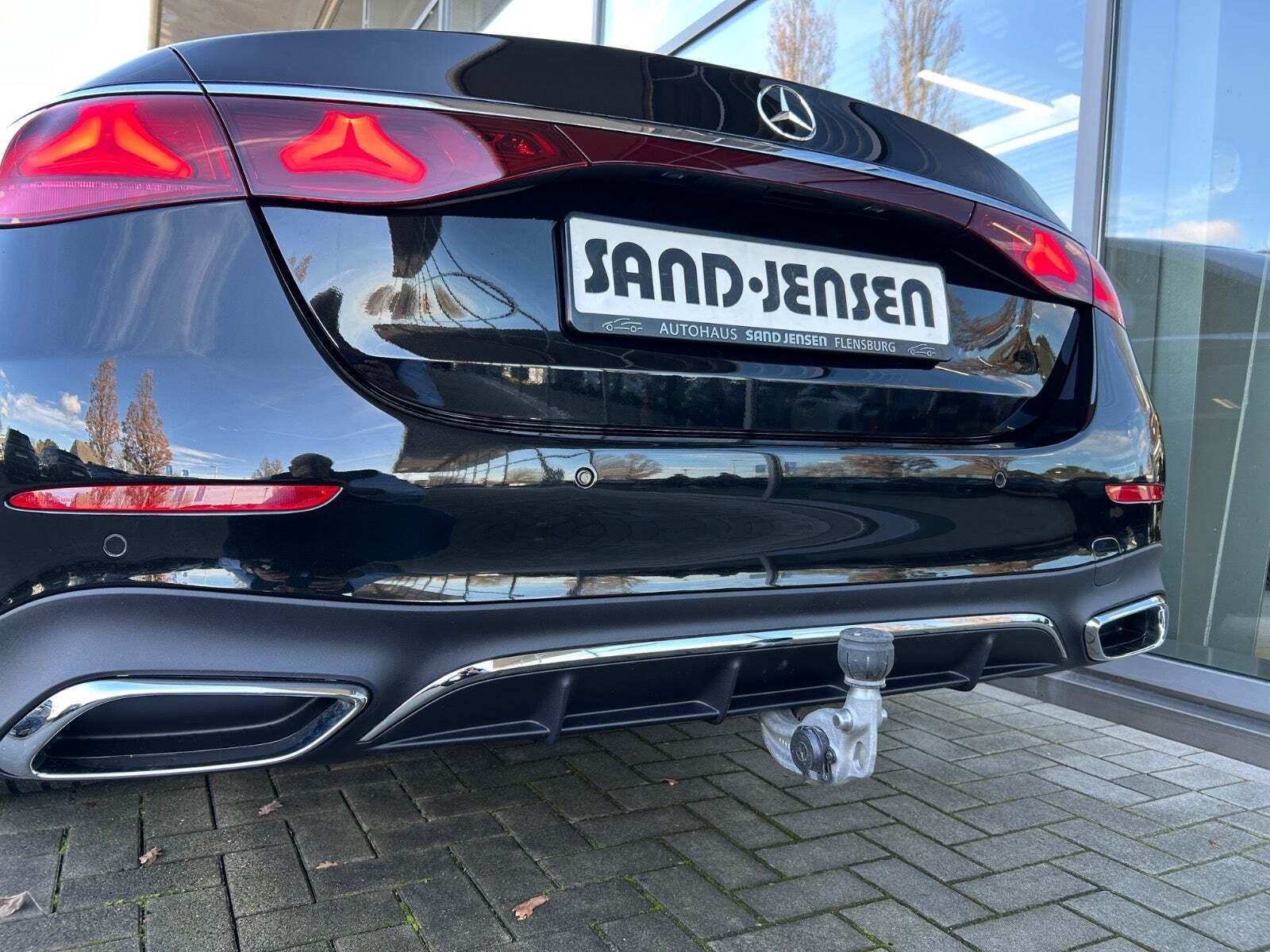 Sort Mercedes E220 d fra 2025