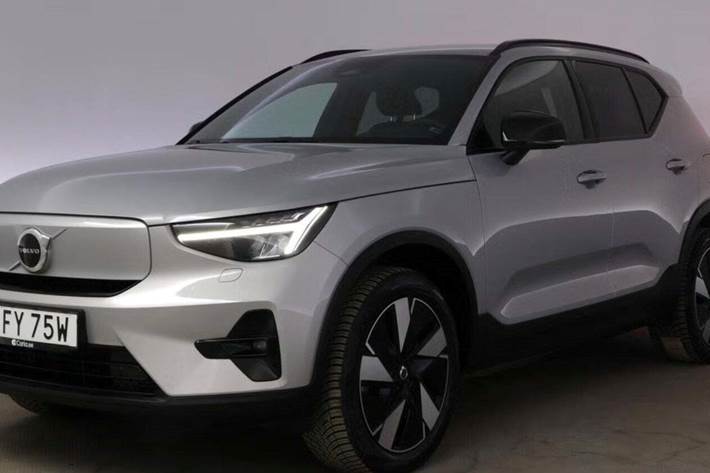 Sølv Volvo XC40 fra 2024