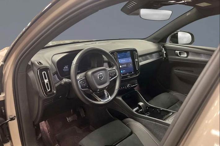 Orange Volvo XC40 fra 2024