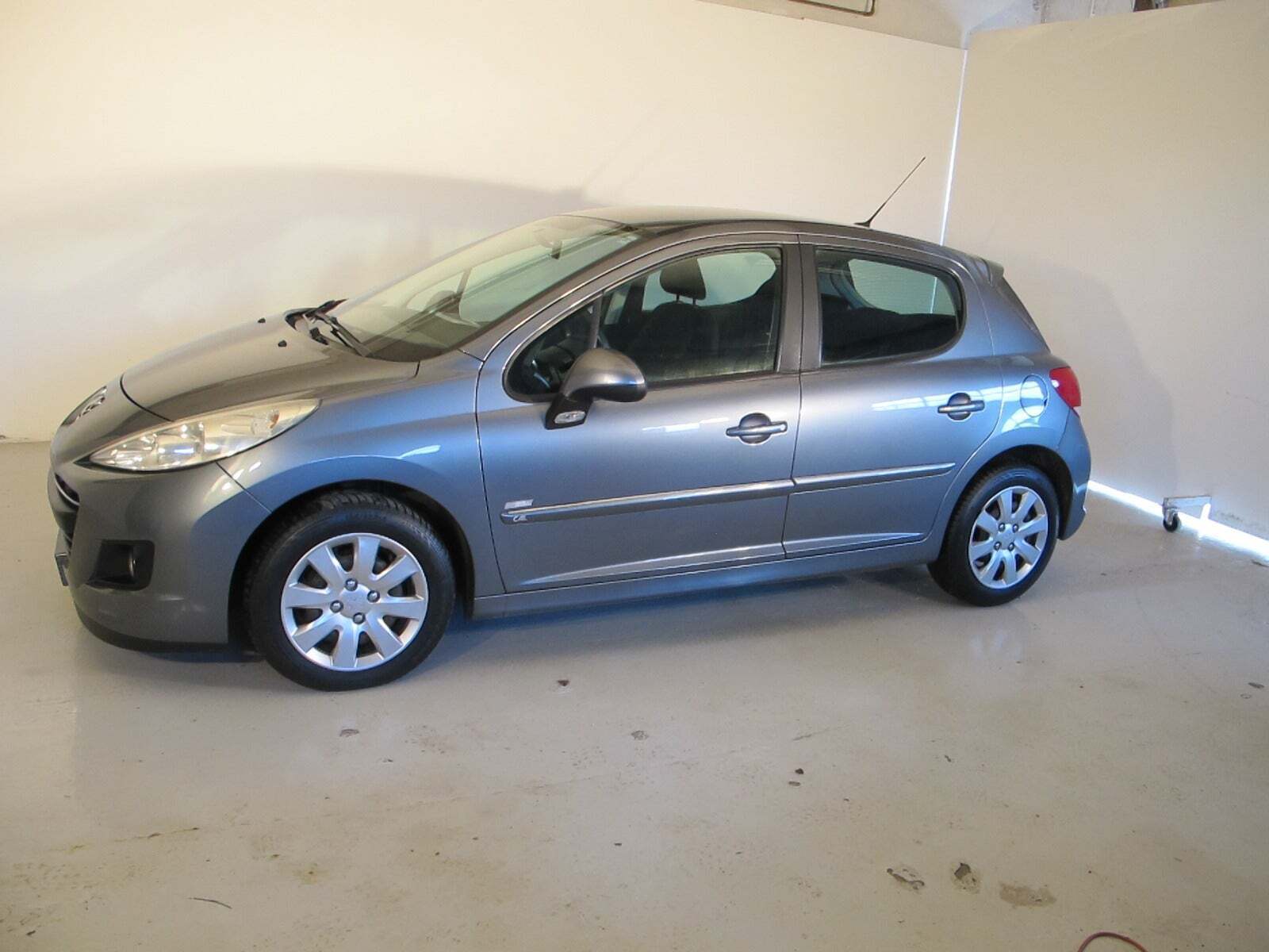 Grøn Peugeot 207 fra 2011