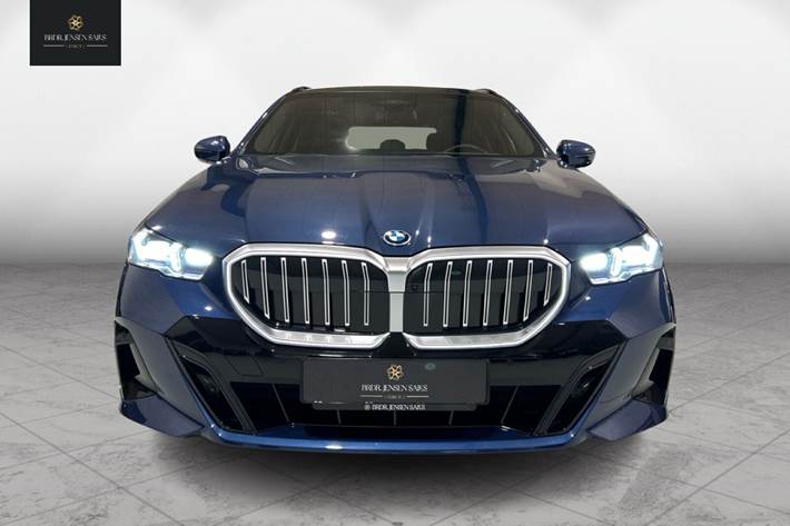 Blå BMW 530e fra 2024