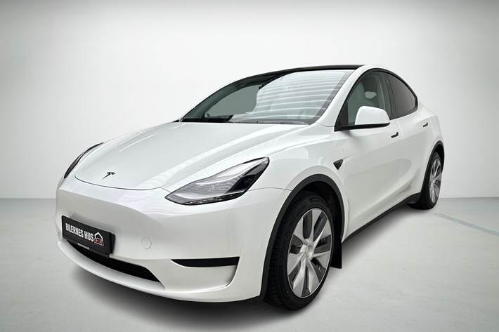 Hvid Tesla Model Y fra 2023