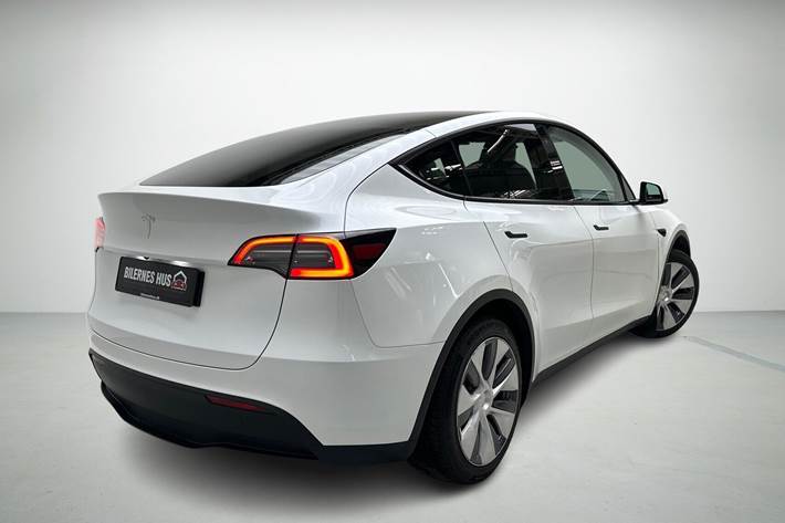 Hvid Tesla Model Y fra 2023