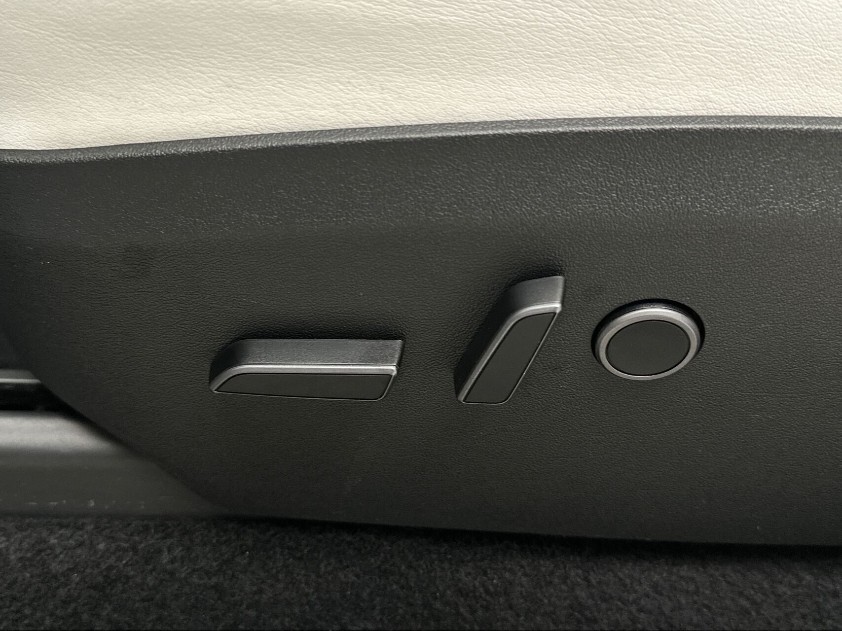 Hvid Tesla Model Y fra 2023