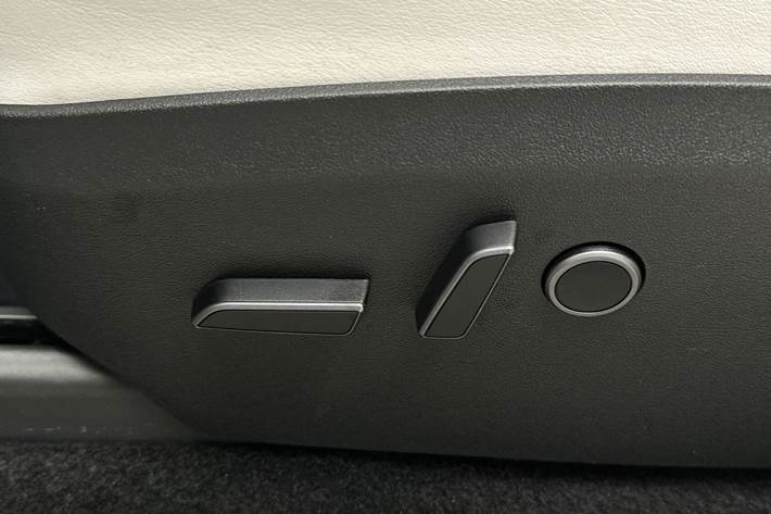 Hvid Tesla Model Y fra 2023