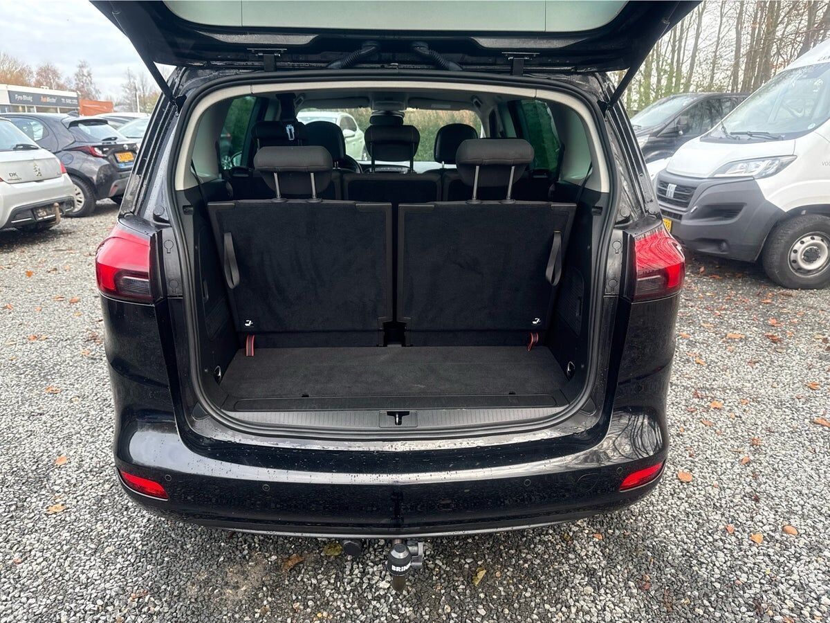 Sort Opel Zafira fra 2018