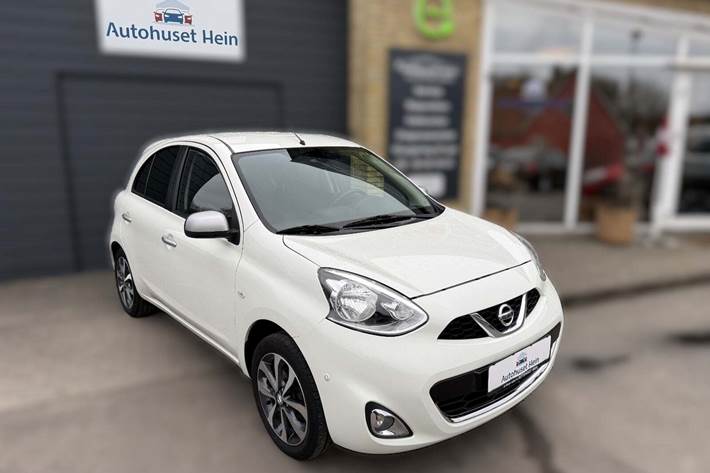 Hvid Nissan Micra fra 2013 set udefra