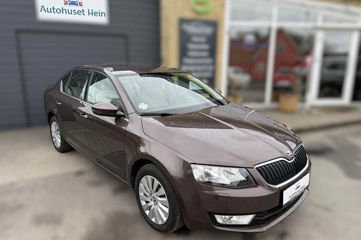 Brun Skoda Octavia fra 2014 set udefra