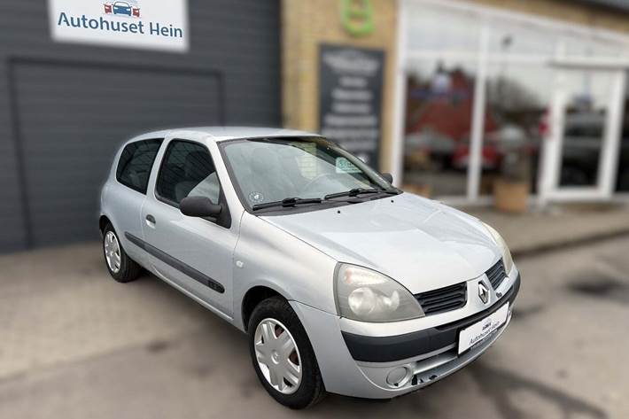 Blå Renault Clio II fra 2004 set udefra