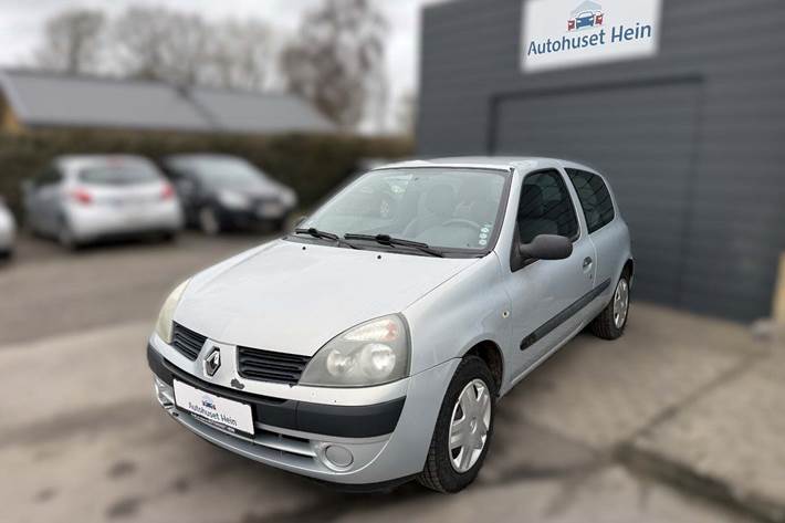 Blå Renault Clio II fra 2004 set udefra