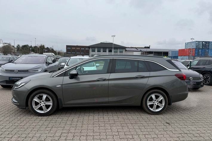 Grå Opel Astra fra 2017