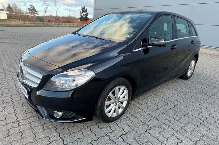 Sort Mercedes B200 fra 2013