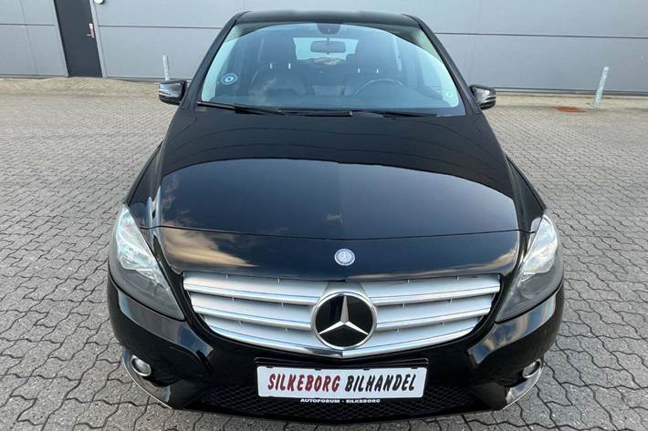 Sort Mercedes B200 fra 2013