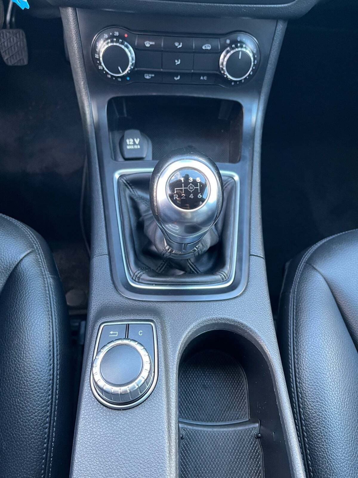 Sort Mercedes B200 fra 2013