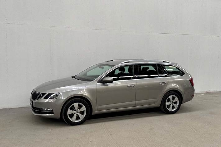 Orange Skoda Octavia fra 2018