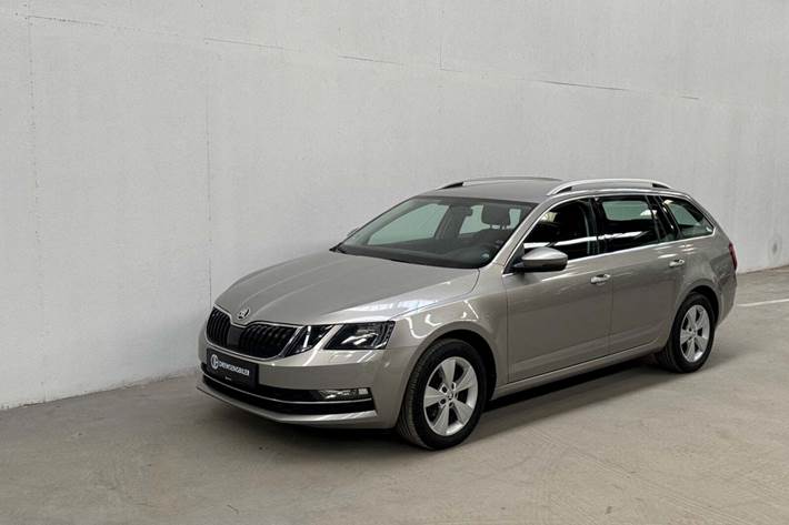 Orange Skoda Octavia fra 2018