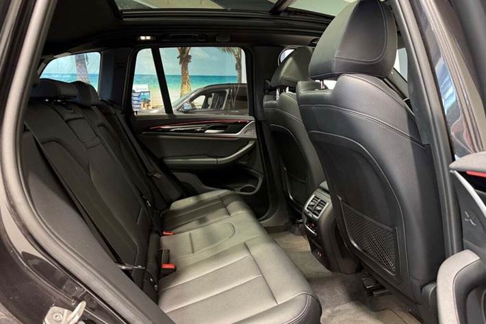 Grå BMW iX3 fra 2022