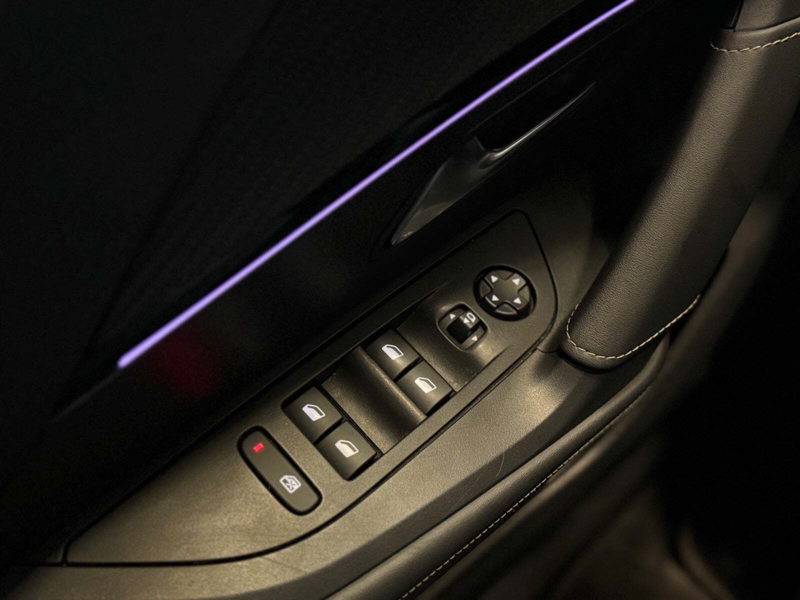 Hvid Peugeot e-2008 fra 2021