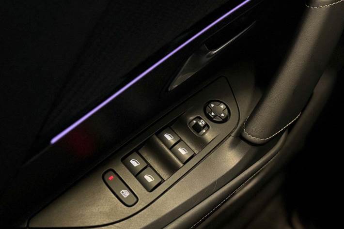 Hvid Peugeot e-2008 fra 2021