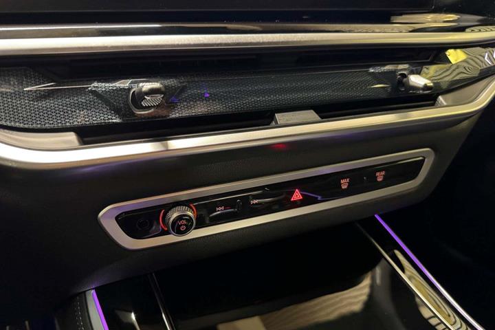 Sort BMW X5 fra 2025 set indefra