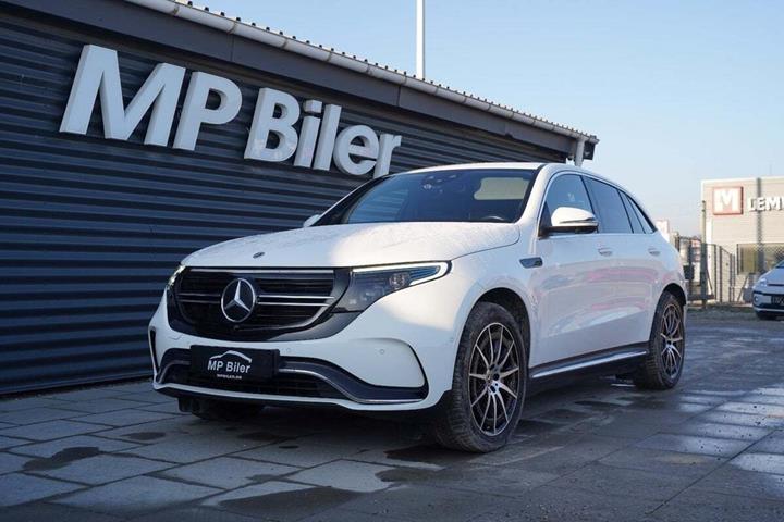 Hvid Mercedes EQC400 fra 2021 set udefra