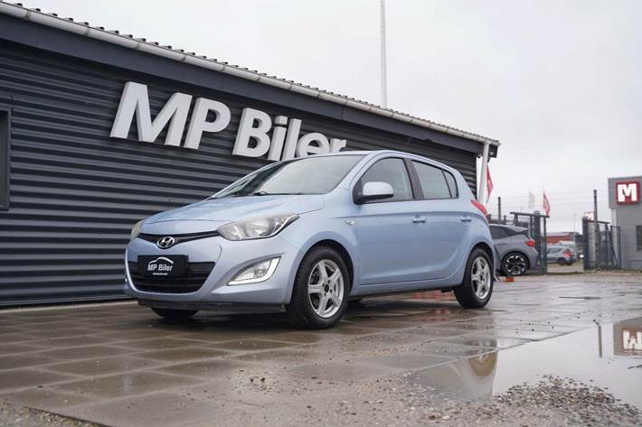 Blå Hyundai i20 fra 2013