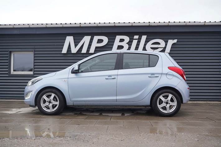 Blå Hyundai i20 fra 2013