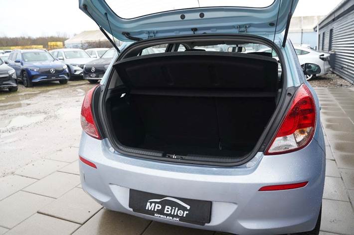 Blå Hyundai i20 fra 2013