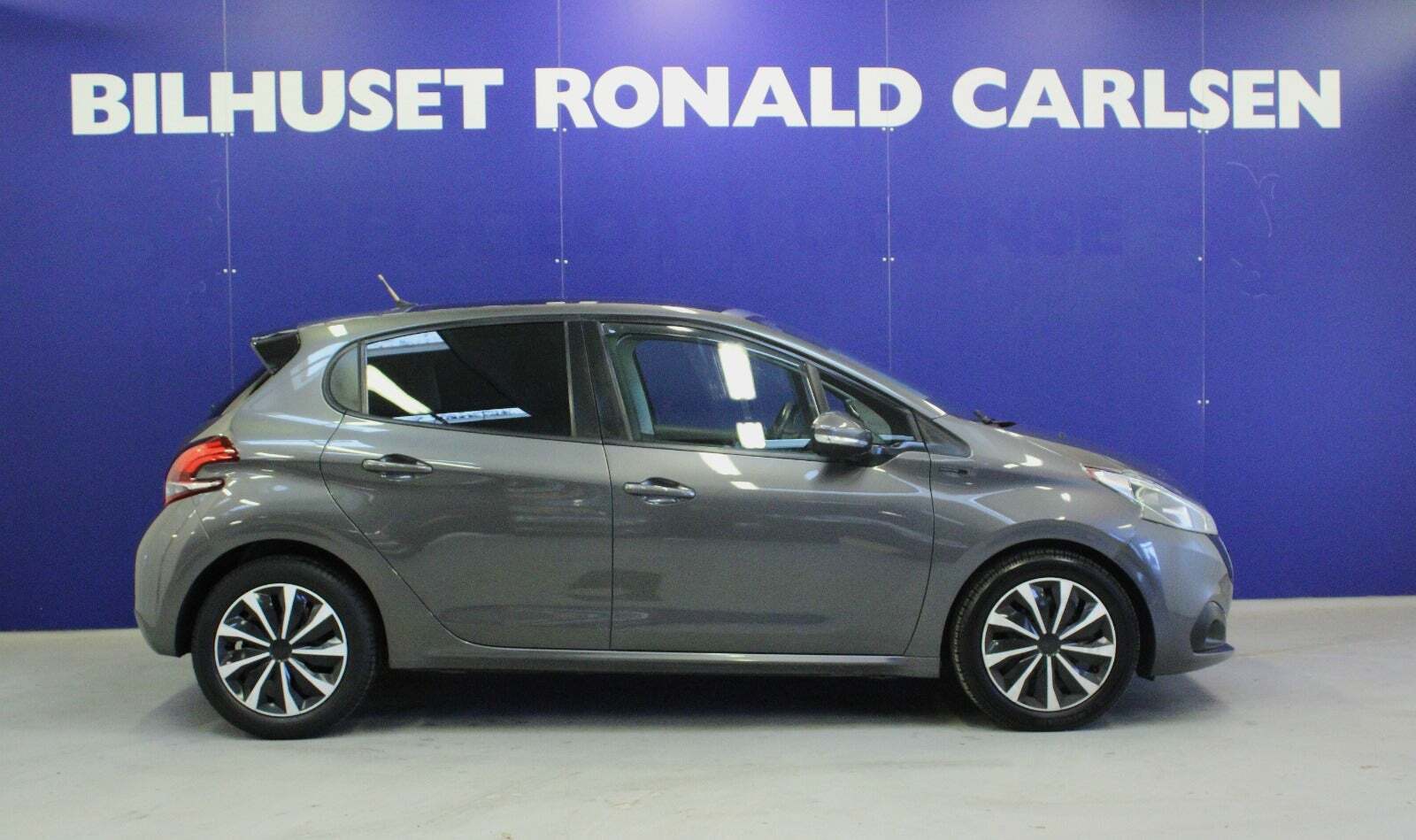 Grå Peugeot 208 fra 2019