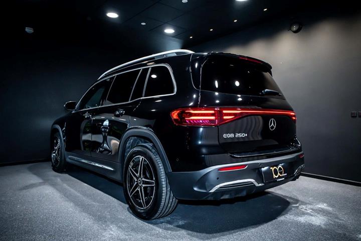 Sort Mercedes EQB250+ fra 2025