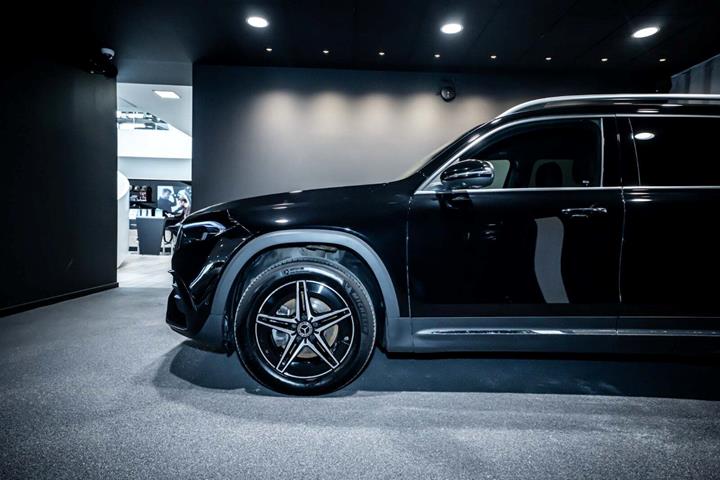 Sort Mercedes EQB250+ fra 2025