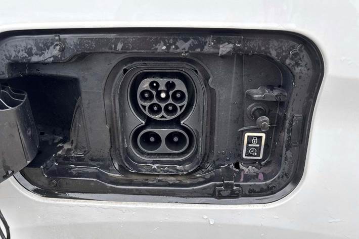 Grå Opel Combo-e fra 2023